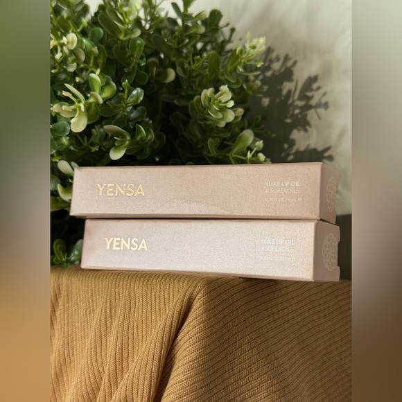 YENSA LUXE LIP NOURISHING OIL WITH HYALURONIC + VITAMIN E - Picture 2 of 4